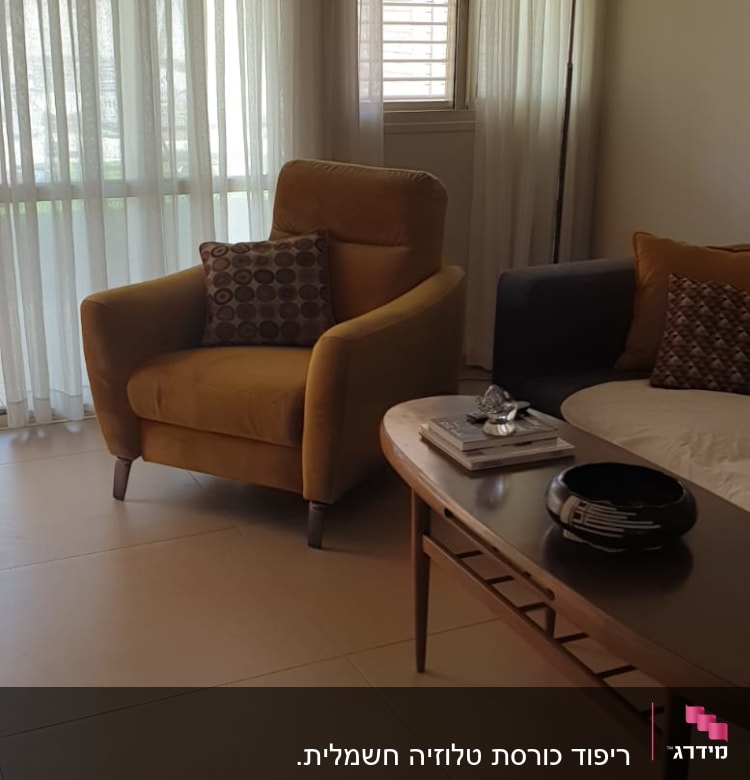 כורסה צהובה עם כרית דקורטיבית על מושב